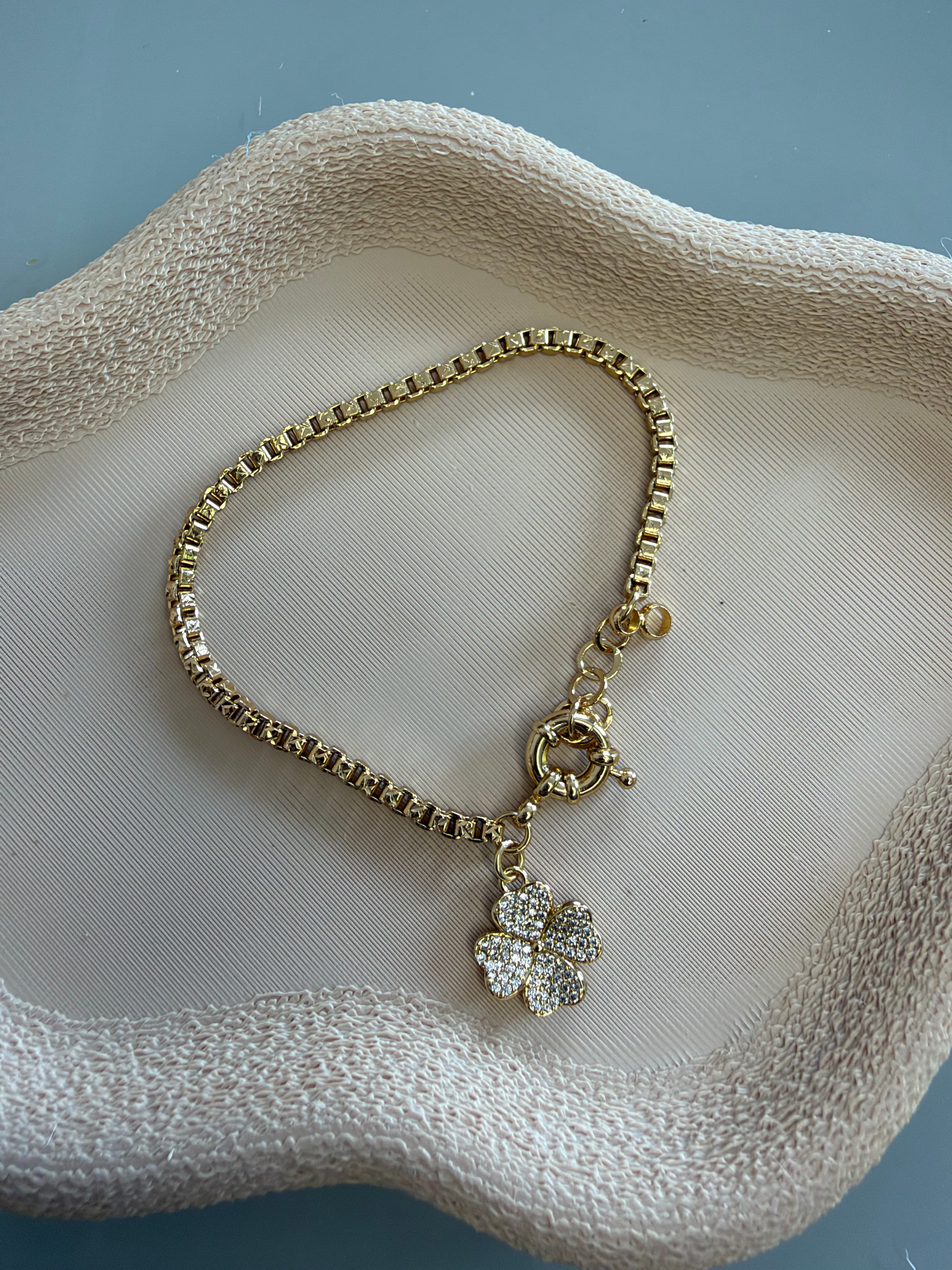 Pulseira veneziana com trevo cravejado