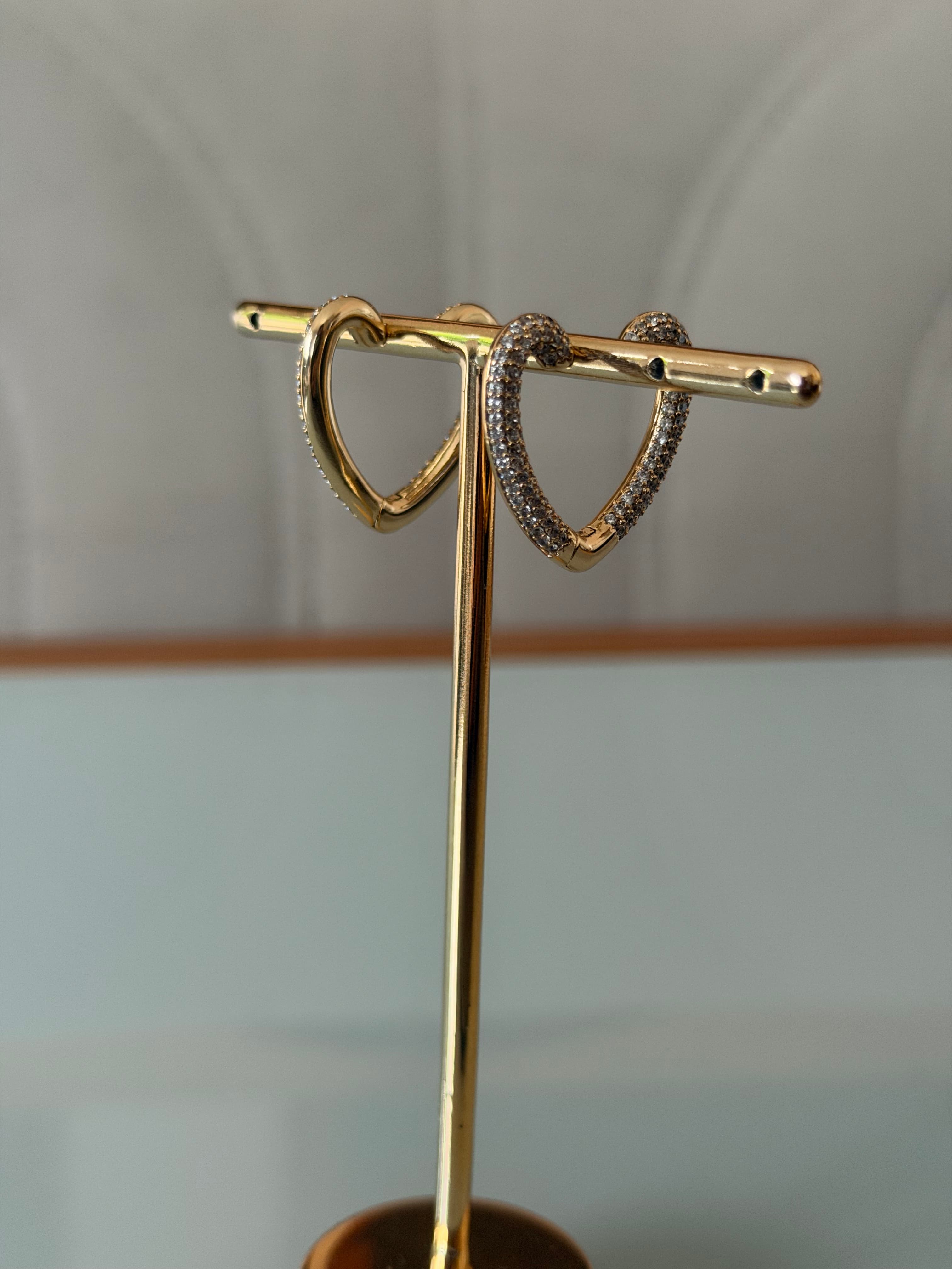 Brincos coração cravejado ouro 18k