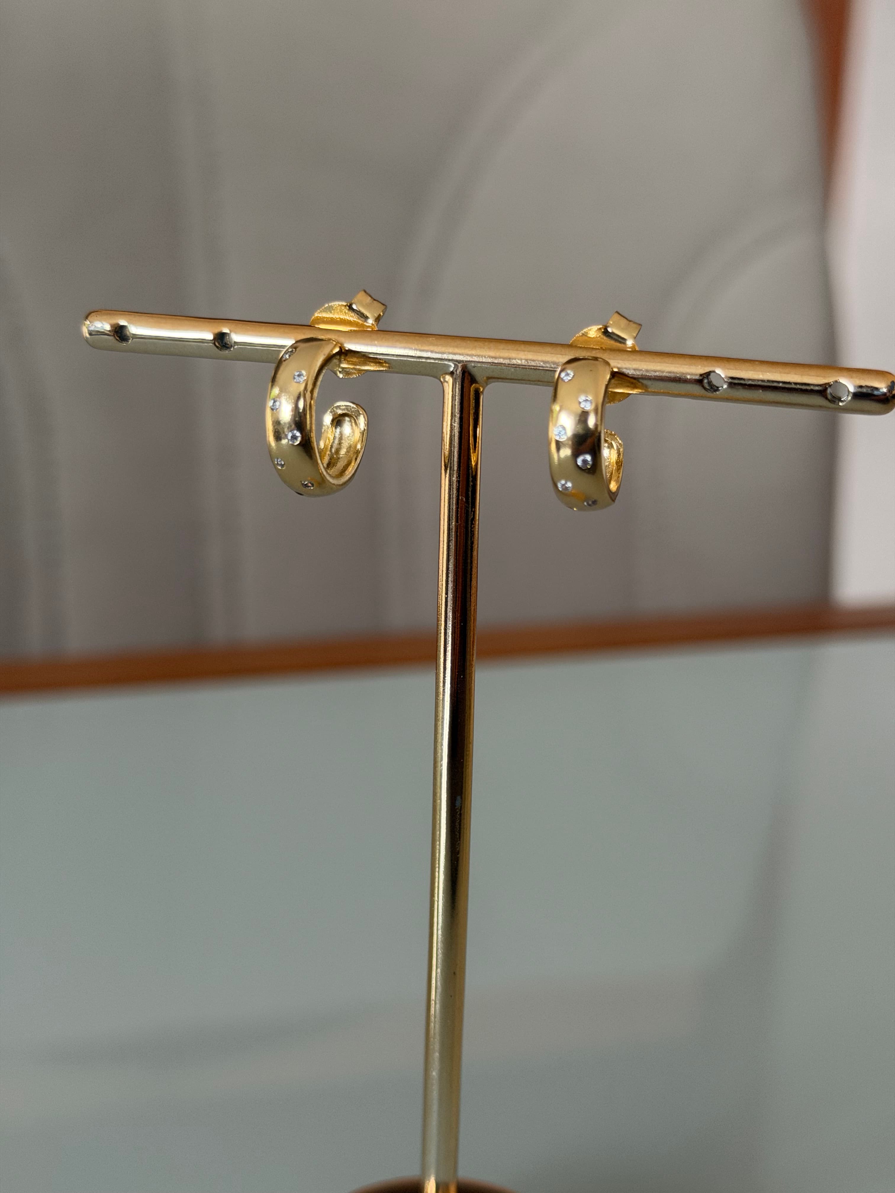 Brincos argolas lisas com pontos de zircônias